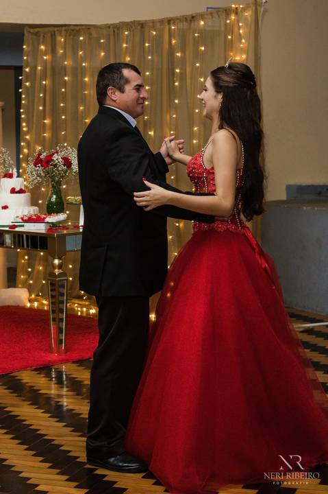 Manuela 15 anos - Frente da Mesa - Avante - Santo Antônio de Lisboa - Florianópolis - Floripa - Vestido vermelho 15 anos - Bolo 15 anos - Valsa 15 anos - Debutante'