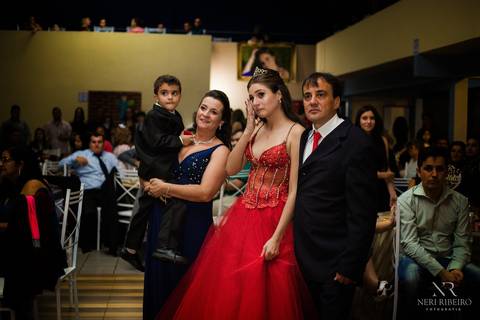 Manuela 15 anos - Frente da Mesa - Avante - Santo Antônio de Lisboa - Florianópolis - Floripa - Vestido vermelho 15 anos - Homenagem dubutante - Anel'