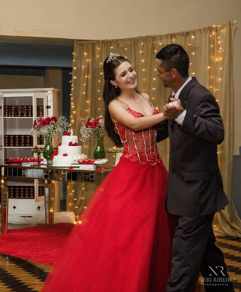 Manuela 15 anos - Frente da Mesa - Avante - Santo Antônio de Lisboa - Florianópolis - Floripa - Vestido vermelho 15 anos - Bolo 15 anos - Valsa 15 anos - Debutante'