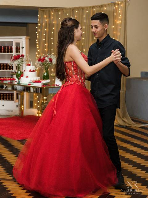 Manuela 15 anos - Frente da Mesa - Avante - Santo Antônio de Lisboa - Florianópolis - Floripa - Vestido vermelho 15 anos - Bolo 15 anos - Valsa 15 anos - Debutante'