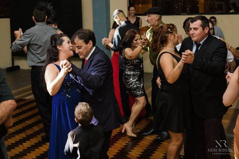 Manuela 15 anos - Frente da Mesa - Avante - Santo Antônio de Lisboa - Florianópolis - Floripa - Vestido vermelho 15 anos - Bolo 15 anos - Valsa 15 anos - Debutante'