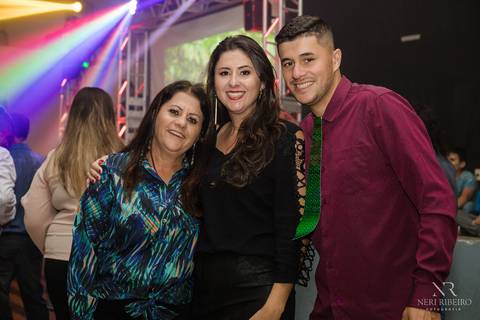 Manuela 15 anos - Frente da Mesa - Avante - Santo Antônio de Lisboa - Florianópolis - Floripa - Vestido vermelho 15 anos - Bolo 15 anos - Parabéns 15 anos - Balada - DJ - Pista de dança - Baile 15 anos - Baile debutante'