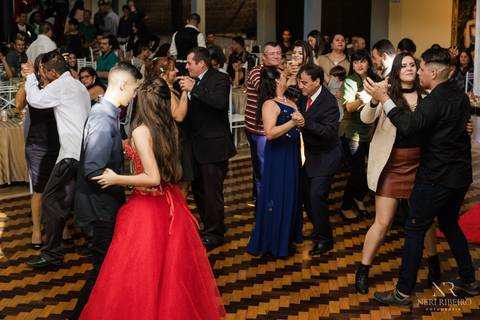 Manuela 15 anos - Frente da Mesa - Avante - Santo Antônio de Lisboa - Florianópolis - Floripa - Vestido vermelho 15 anos - Bolo 15 anos - Valsa 15 anos - Debutante'