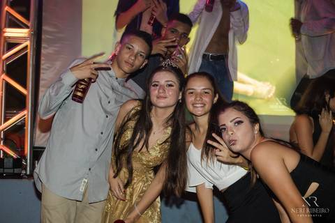 Manuela 15 anos - Frente da Mesa - Avante - Santo Antônio de Lisboa - Florianópolis - Floripa - Vestido vermelho 15 anos - Bolo 15 anos - Parabéns 15 anos - Balada - DJ - Pista de dança - Baile 15 anos - Baile debutante'