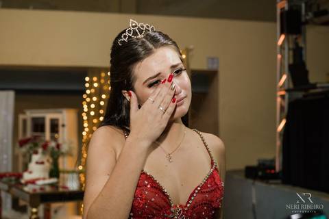 Manuela 15 anos - Frente da Mesa - Avante - Santo Antônio de Lisboa - Florianópolis - Floripa - Vestido vermelho 15 anos - Homenagem 15 anos'