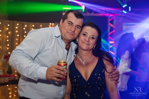 Manuela 15 anos - Frente da Mesa - Avante - Santo Antônio de Lisboa - Florianópolis - Floripa - Vestido vermelho 15 anos - Bolo 15 anos - Parabéns 15 anos - Balada - DJ - Pista de dança - Baile 15 anos - Baile debutante'