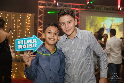 Manuela 15 anos - Frente da Mesa - Avante - Santo Antônio de Lisboa - Florianópolis - Floripa - Vestido vermelho 15 anos - Bolo 15 anos - Parabéns 15 anos - Balada - DJ - Pista de dança - Baile 15 anos - Baile debutante'