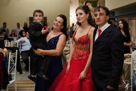 Manuela 15 anos - Frente da Mesa - Avante - Santo Antônio de Lisboa - Florianópolis - Floripa - Vestido vermelho 15 anos - Homenagem dubutante'