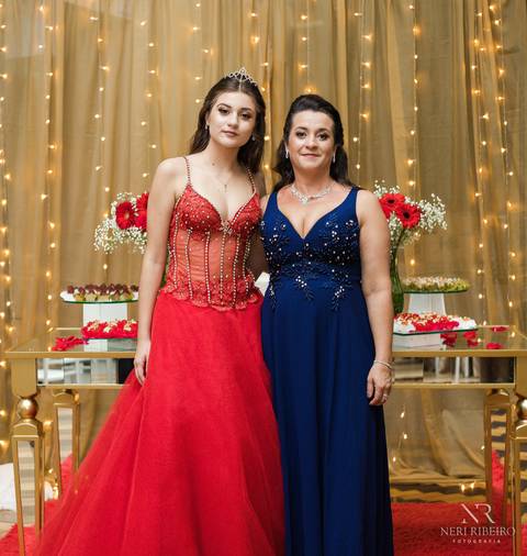 Manuela 15 anos - Frente da Mesa - Avante - Santo Antônio de Lisboa - Florianópolis - Floripa - Vestido vermelho 15 anos  - Decoração vermelho e dourado - Vestido Azul'