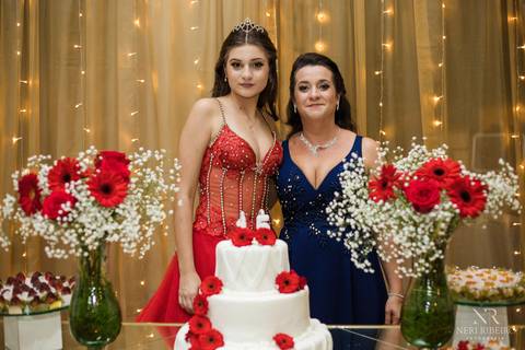 Manuela 15 anos - Frente da Mesa - Avante - Santo Antônio de Lisboa - Florianópolis - Floripa - Vestido vermelho 15 anos  - Decoração vermelho e dourado - Vestido Azul'
