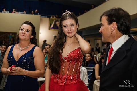 Manuela 15 anos - Frente da Mesa - Avante - Santo Antônio de Lisboa - Florianópolis - Floripa - Vestido vermelho 15 anos - Homenagem dubutante'