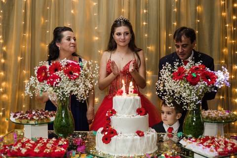 Manuela 15 anos - Frente da Mesa - Avante - Santo Antônio de Lisboa - Florianópolis - Floripa - Vestido vermelho 15 anos - Bolo 15 anos - Parabéns 15 anos'