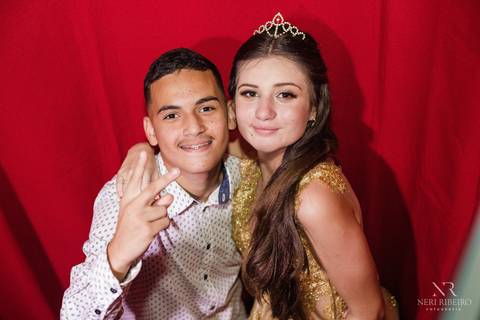 Manuela 15 anos - Frente da Mesa - Avante - Santo Antônio de Lisboa - Florianópolis - Floripa - Vestido vermelho 15 anos - Bolo 15 anos - Parabéns 15 anos - Balada - DJ - Pista de dança - Baile 15 anos - Baile debutante'