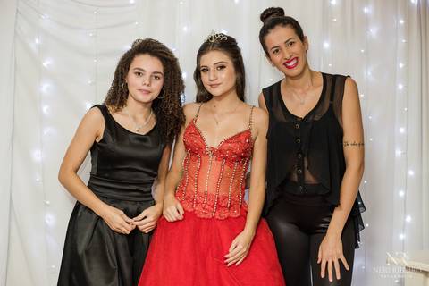 Manuela 15 anos - Frente da Mesa - Avante - Santo Antônio de Lisboa - Florianópolis - Floripa - Vestido vermelho 15 anos - Fotos protocolares 15 anos'