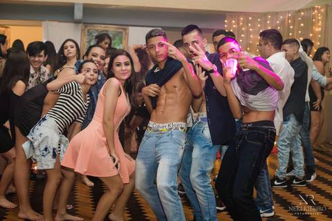 Manuela 15 anos - Frente da Mesa - Avante - Santo Antônio de Lisboa - Florianópolis - Floripa - Vestido vermelho 15 anos - Bolo 15 anos - Parabéns 15 anos - Balada - DJ - Pista de dança - Baile 15 anos - Baile debutante'