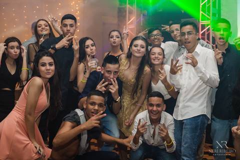 Manuela 15 anos - Frente da Mesa - Avante - Santo Antônio de Lisboa - Florianópolis - Floripa - Vestido vermelho 15 anos - Bolo 15 anos - Parabéns 15 anos - Balada - DJ - Pista de dança - Baile 15 anos - Baile debutante'