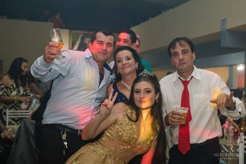Manuela 15 anos - Frente da Mesa - Avante - Santo Antônio de Lisboa - Florianópolis - Floripa - Vestido vermelho 15 anos - Bolo 15 anos - Parabéns 15 anos - Balada - DJ - Pista de dança - Baile 15 anos - Baile debutante'