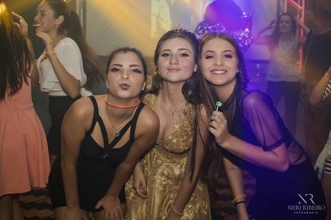 Manuela 15 anos - Frente da Mesa - Avante - Santo Antônio de Lisboa - Florianópolis - Floripa - Vestido vermelho 15 anos - Bolo 15 anos - Parabéns 15 anos - Balada - DJ - Pista de dança - Baile 15 anos - Baile debutante'