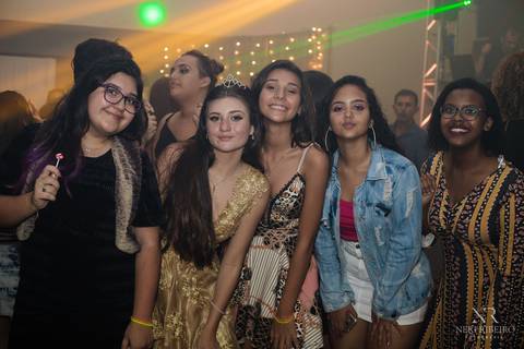 Manuela 15 anos - Frente da Mesa - Avante - Santo Antônio de Lisboa - Florianópolis - Floripa - Vestido vermelho 15 anos - Bolo 15 anos - Parabéns 15 anos - Balada - DJ - Pista de dança - Baile 15 anos - Baile debutante'