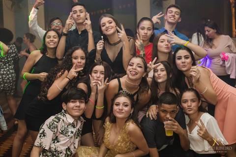 Manuela 15 anos - Frente da Mesa - Avante - Santo Antônio de Lisboa - Florianópolis - Floripa - Vestido vermelho 15 anos - Bolo 15 anos - Parabéns 15 anos - Balada - DJ - Pista de dança - Baile 15 anos - Baile debutante'