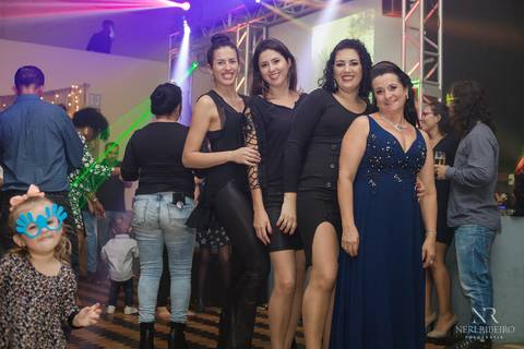 Manuela 15 anos - Frente da Mesa - Avante - Santo Antônio de Lisboa - Florianópolis - Floripa - Vestido vermelho 15 anos - Bolo 15 anos - Parabéns 15 anos - Balada - DJ - Pista de dança - Baile 15 anos - Baile debutante'