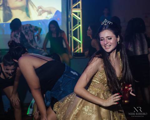 Manuela 15 anos - Frente da Mesa - Avante - Santo Antônio de Lisboa - Florianópolis - Floripa - Vestido vermelho 15 anos - Bolo 15 anos - Parabéns 15 anos - Balada - DJ - Pista de dança - Baile 15 anos - Baile debutante'
