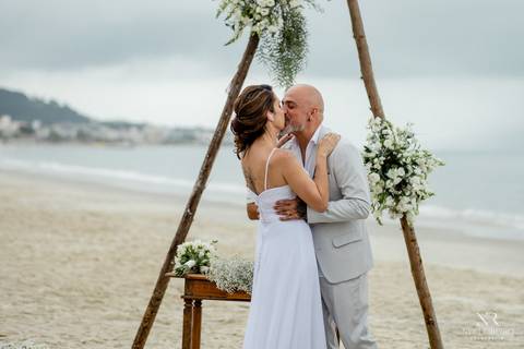 Casamento Cachoeira do Bom Jesus, Florianópolis, Tea House Floripa, Csamento Florianópolis, Fotógrafo Casamento, entrada da noiva, pai da noiva, casamento praia de Florianópolis, casamento Floripa, aliança de casamento'