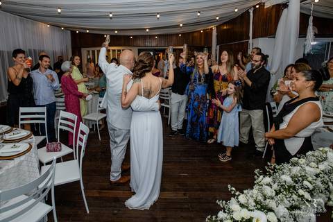 Casamento Cachoeira do Bom Jesus, Florianópolis, Tea House Floripa, Csamento Florianópolis, Fotógrafo Casamento, entrada da noiva, pai da noiva, casamento praia de Florianópolis, casamento Floripa, aliança de casamento'