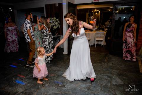 Casamento Cachoeira do Bom Jesus, Florianópolis, Tea House Floripa, Csamento Florianópolis, Fotógrafo Casamento, entrada da noiva, pai da noiva, casamento praia de Florianópolis, casamento Floripa, balada, vestido da noiva'