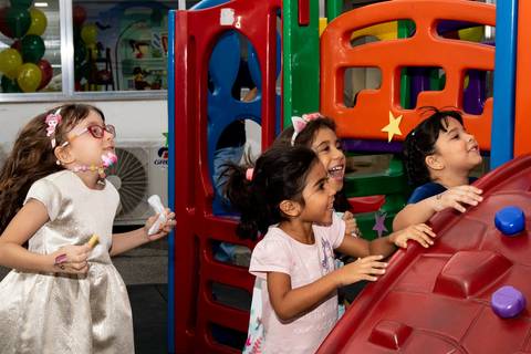 Aniversário Infantil no play, crianças brincando com a recreação da Turma do barulho'
