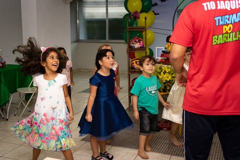 Aniversário Infantil no play, crianças brincando com a recreação da Turma do barulho'
