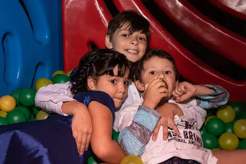 Aniversário Infantil no play, crianças brincando com a recreação da Turma do barulho'