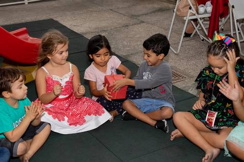 Aniversário Infantil no play, crianças brincando com a recreação da Turma do barulho'