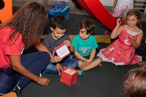 Aniversário Infantil no play, crianças brincando com a recreação da Turma do barulho'