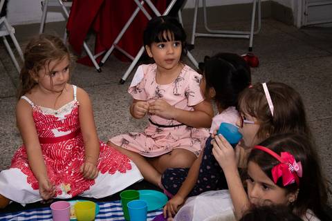 Aniversário Infantil no play, crianças lanchando com a recreação da Turma do barulho'