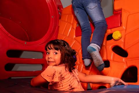 Aniversário Infantil no play, crianças brincando com a recreação da Turma do barulho'