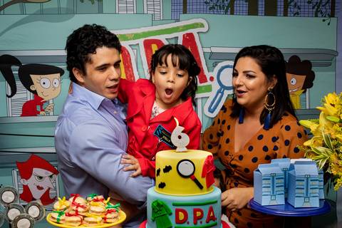 Aniversário Infantil no play, Decoração Cherry on Top, Tema Detetives do Prédio Azul, DPA, Hora do parabéns, criança apagando a vela do bolo'