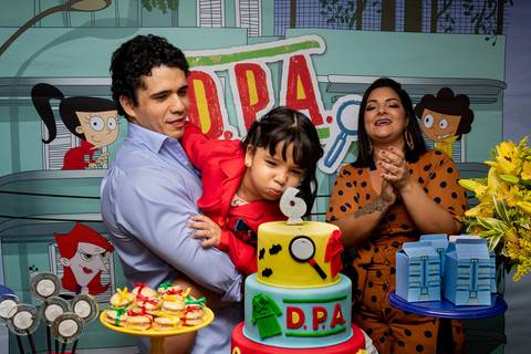 Aniversário Infantil no play, Decoração Cherry on Top, Tema Detetives do Prédio Azul, DPA, Hora do parabéns, criança apagando a vela do bolo'