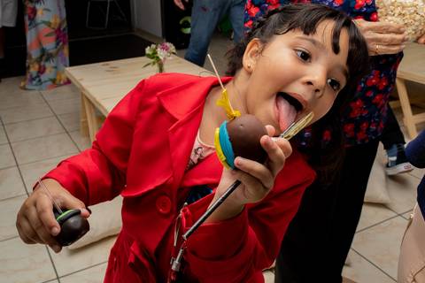 Aniversário Infantil no play, Decoração Cherry on Top, Tema Detetives do Prédio Azul, DPA, Hora do parabéns, criança comendo doce após o parabéns'