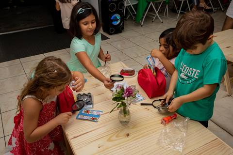 Aniversário Infantil no play, Decoração Cherry on Top, Tema Detetives do Prédio Azul, DPA, Hora do parabéns, crianças brincando com o brinde após o parabéns'