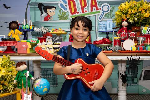 Aniversário Infantil no play- Decoração Cherry on Top - Tema Detetives do Prédio Azul - DPA, aniversariante na frente da mesa do bolo'