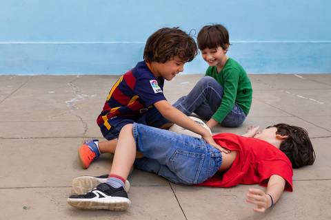 Aniversário no play, Tijuca, crianças brincando de futebol e simulando uma contusão'