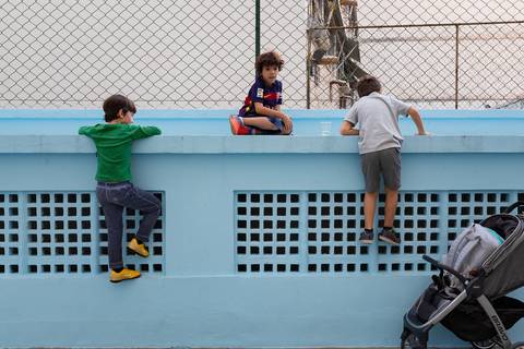 Aniversário no play, crianças brincando de subir na mureta'
