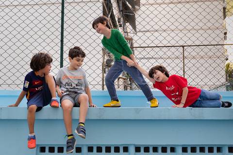 Aniversário no play, crianças brincando em cima da mureta'