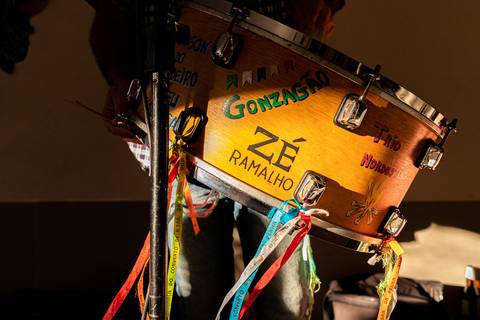 Aniversário no play, Tijuca, banda de forró tocando, instrumento'