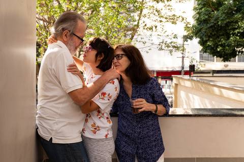 Aniversário no play, Tijuca, neta abraçando os avós'