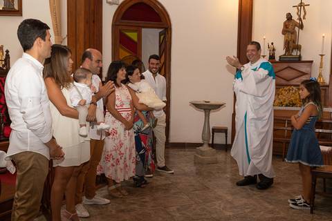 Padre celebrando a cerimônia de batizado na Paróquia Nossa Senhora da Luz, no Alto da Boa Vista, Rio de Janeiro'