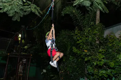 Aniversário Infantil, criança brincando no arvorismo da Casa de Festa Alegria de Viver, em Jacarepaguá, Rio de Janeiro'