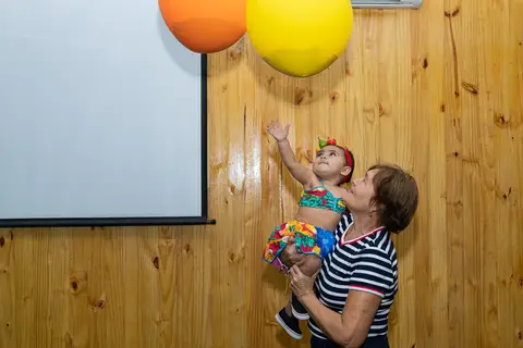 Aniversário Infantil, criança brincando com balões de gás da festa na Casa de Festa Alegria de Viver'