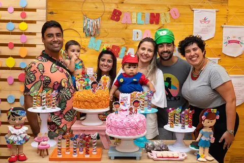 Aniversário Infantil, foto da aniversariante com os padrinhos e os pais na mesa de decoração na Casa de Festa Alegria de Viver'